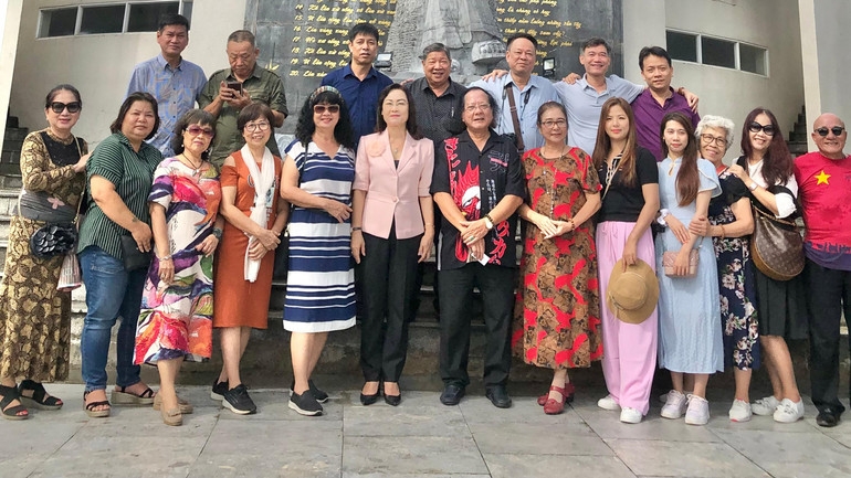 Nhiều du khách trong và ngoài nước đến Bạc Liêu thăm Khu di tích nhạc sĩ Cao Văn Lầu, tác giả bản “Dạ cổ hoài lang”. Nhiều du khách trong và ngoài nước đến Bạc Liêu thăm Khu di tích nhạc sĩ Cao Văn Lầu, tác giả bản “Dạ cổ hoài lang”.