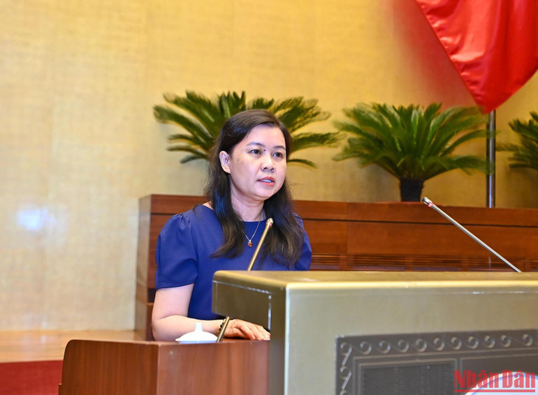 Phó Chủ nhiệm Ủy ban Pháp luật Nguyễn Phương Thùy trình bày tham luận tại phiên họp.