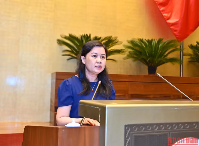 Phó Chủ nhiệm Ủy ban Pháp luật Nguyễn Phương Thùy trình bày tham luận tại phiên họp.