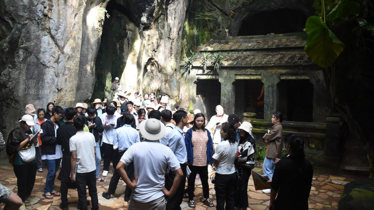 70 sinh viên khoa Địa lý Trường đại học Sư phạm Hồ Chí Minh, thực địa tìm hiểu lịch sử ma nhai tại Động Tang Chơn, sáng 29/11.