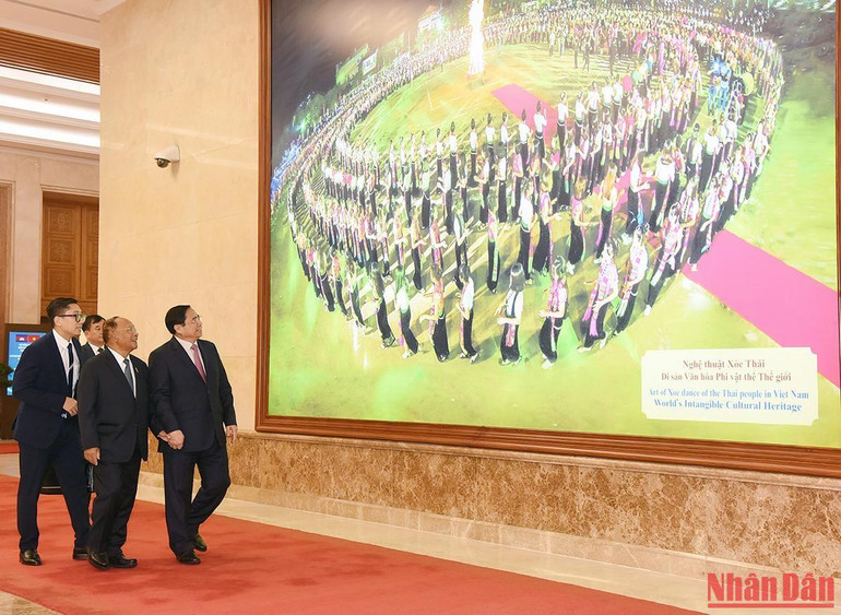 Thủ tướng Phạm Minh Chính giới thiệu với Chủ tịch Quốc hội Vương quốc Campuchia Samdech Heng Samrin về những hình ảnh đất nước, con người Việt Nam. Thủ tướng Phạm Minh Chính giới thiệu với Chủ tịch Quốc hội Vương quốc Campuchia Samdech Heng Samrin về những hình ảnh đất nước, con người Việt Nam.