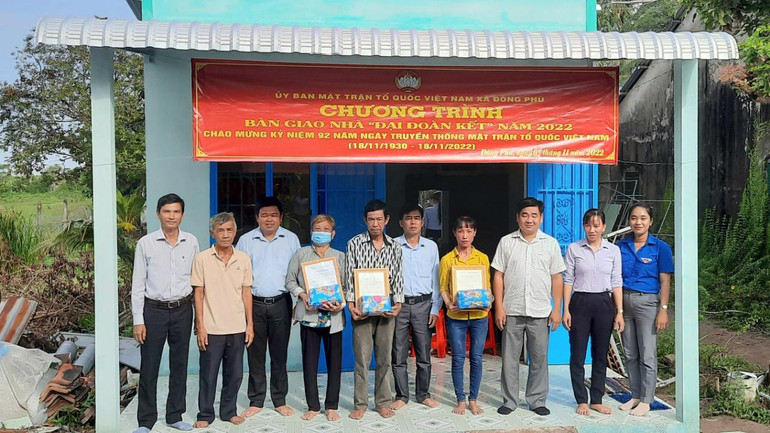 Bàn giao nhà cho gia đình chị Nguyễn Thị Luyến (người đứng thứ 4 từ phải qua). Bàn giao nhà cho gia đình chị Nguyễn Thị Luyến (người đứng thứ 4 từ phải qua).