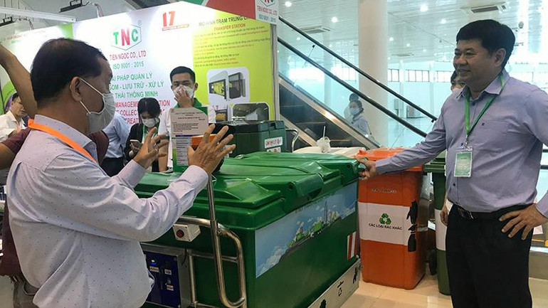 Các đại biểu tham quan các gian hàng giới thiệu mô hình thu gom rác hiện đại.