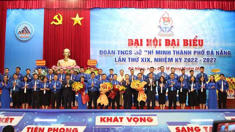 Ra mắt Ban Chấp hành khóa mới.