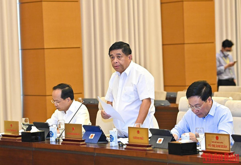 Bộ trưởng Kế hoạch và Đầu tư Nguyễn Chí Dũng trình bày tờ trình tại phiên họp.