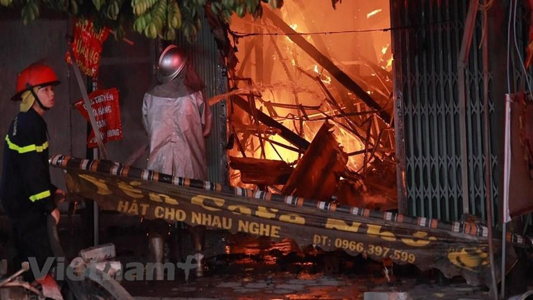 Theo người dân tại khu vực, đám cháy bắt đầu từ quán karaoke “Hát cho nhau nghe” địa chỉ số 255 Lĩnh Nam rồi lan sang nhiều nhà bên cạnh. (Ảnh: Hoàng Đạt/Vietnam+)