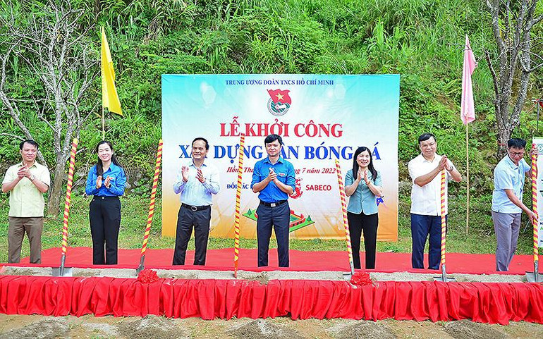 Bí thư Trung ương Đoàn Nguyễn Minh Triết (ở giữa) và đại diện các đơn vị liên quan khởi công sân bóng đá cộng đồng tại xã Hồng Thái (huyện Na Hang, tỉnh Tuyên Quang).