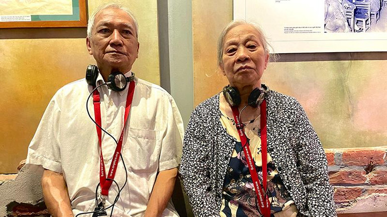 Bà Nguyễn Thị Vui cùng chồng mình nghe đi nghe lại những đoạn ghi âm trong máy thuyết minh.