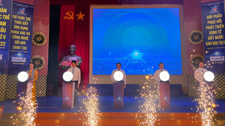 Đại biểu tham dự hội nghị ấn nút khai mạc Diễn đàn Trí thức trẻ Việt Nam toàn cầu lần V, năm 2022.