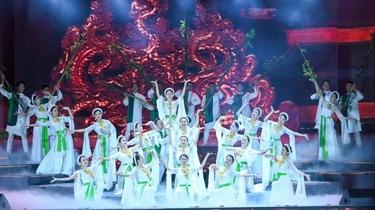 Chương trình biểu diễn nghệ thuật tại lễ kỷ niệm. (Ảnh: DUY LINH) Chương trình biểu diễn nghệ thuật tại lễ kỷ niệm. (Ảnh: DUY LINH)