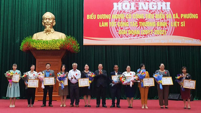 Tặng Bằng khen cho 10 tập thể xã, phường, thị trấn làm tốt công tác thương binh-liệt sĩ.