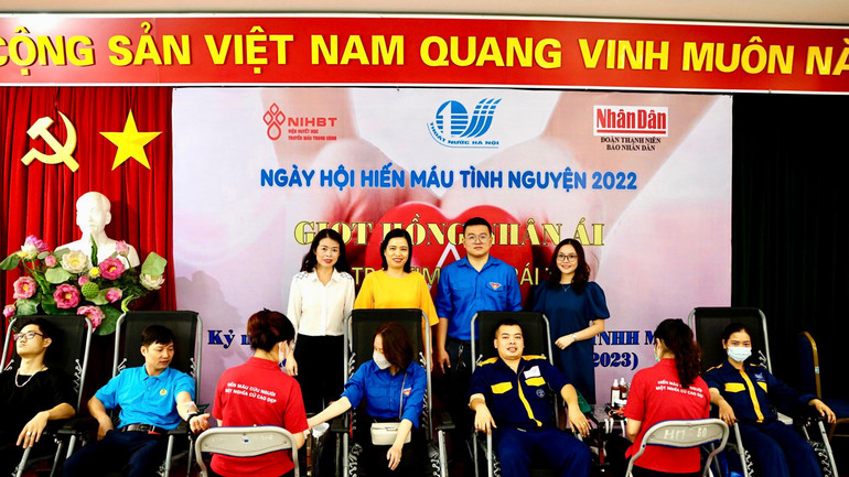 Chương trình thu hút sự tham gia đông đảo của các cán bộ, viên chức, đoàn viên, thanh niên của Công ty trách nhiệm hữu hạn một thành viên Thoát nước Hà Nội và Đoàn Thanh niên Báo Nhân Dân.