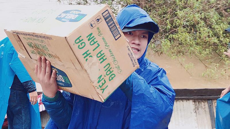 Chuyến hoạt động thiện nguyện mùa mưa lũ của Hưng tại vùng Trấm, xã Triệu Thượng, huyện Triệu Phong.