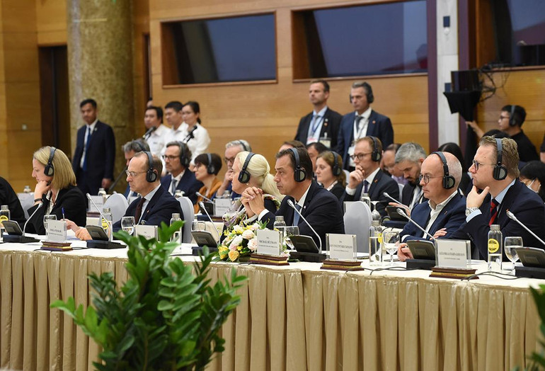 Các thành viên tháp tùng Thủ tướng Đức Olaf Scholz tham dự hội nghị.