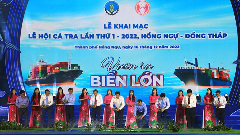 Các đại biểu thực hiện nghi thức thả cá khai mạc Lễ hội cá tra lần thứ I.