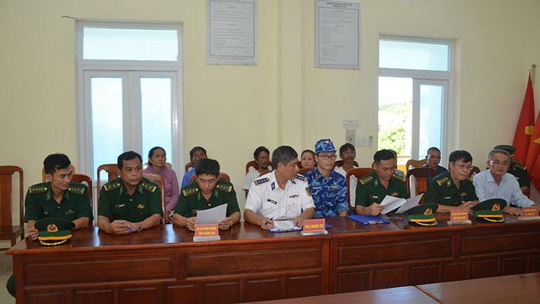 Đại diện các đơn vị: Hải đoàn 32 (Vùng Cảnh sát biển 3); Bộ Chỉ huy Bộ đội Biên phòng tỉnh Khánh Hòa; Bộ Chỉ huy Bộ đội Biên phòng tỉnh Bình Thuận; Ủy ban nhân dân thành phố Phan Thiết đã ký biên bản bàn giao và tiếp nhận 4 ngư dân được cứu trên biển.