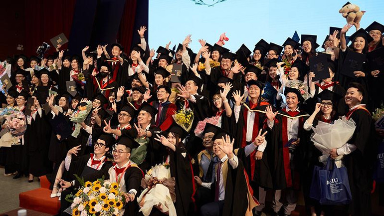 Các tân cử nhân, tân kỹ sư phấn khởi tại buổi lễ tốt nghiệp của EIU.