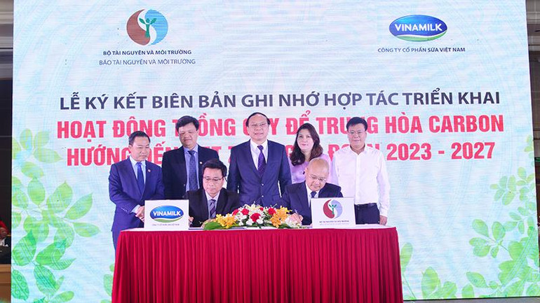 Đại diện Vinamilk và Báo Tài nguyên và Môi trường ký biên bản ghi nhớ hợp tác cho dự án trồng cây hướng đến Net Zero.