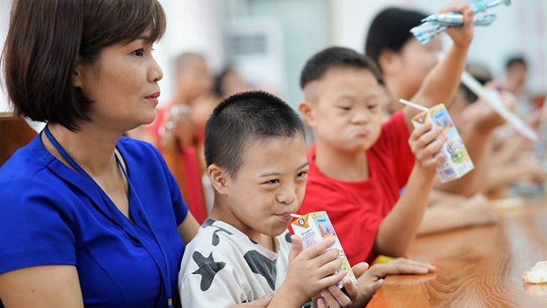 Biểu cảm thích thú của các em khi vừa được xem văn nghệ, vừa được uống sữa và khám phá những phần quà xinh xắn.