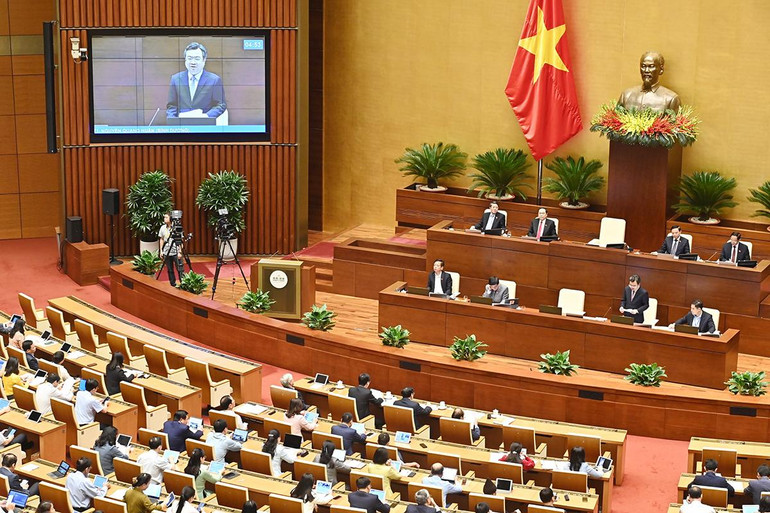 Là vị trưởng ngành đầu tiên đăng đàn trả lời chất vấn, Bộ trưởng Xây dựng Nguyễn Thanh Nghị trả lời câu hỏi chung quanh các vấn đề về việc di dời trụ sở bộ, ngành khỏi nội đô thành phố Hà Nội; việc xử lý các tổ chức, cá nhân vi phạm pháp luật trong hoạt động giao dịch, huy động vốn, kinh doanh bất động sản.