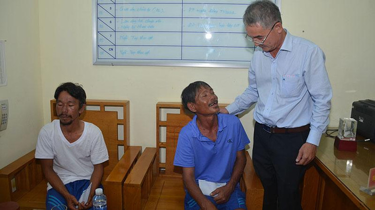 Đại diện lãnh đạo Ủy ban nhân dân thành phố Phan Thiết hỏi thăm, động viên các ngư dân được cứu trên biển.