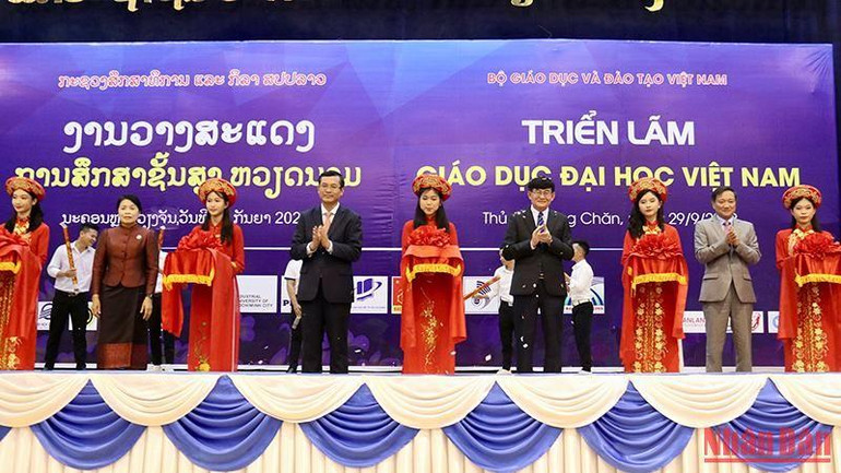 Các đại biểu cắt băng khai mạc Triển lãm. (Ảnh: TRỊNH DŨNG) Các đại biểu cắt băng khai mạc Triển lãm. (Ảnh: TRỊNH DŨNG)