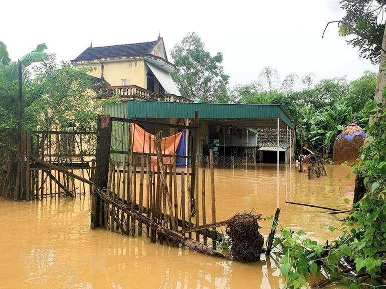 Nước lũ làm cô lập các hộ dân xã Thanh Lâm, huyện Thanh Chương. (Ảnh: Tá Chuyên/TTXVN)
