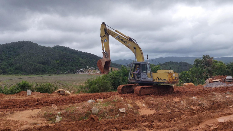 Tổ công tác đang điều phương tiện tháo dỡ đường dây diện kéo vào khu vực khai thác đá trái phép.