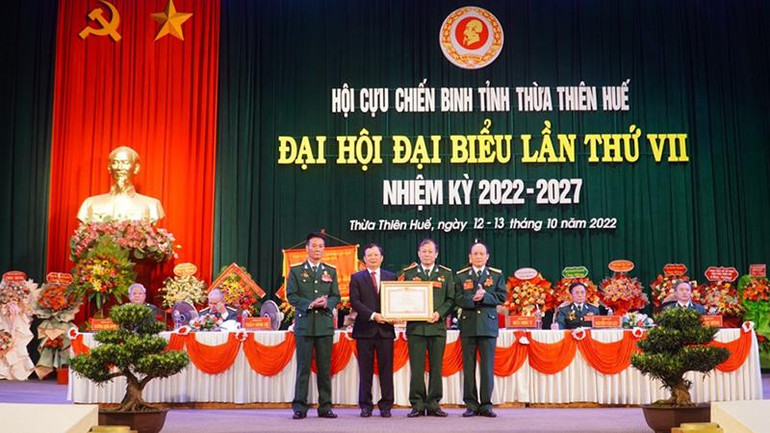 Thừa ủy quyền của Thủ tướng Chính phủ, đồng chí Bí thư Tỉnh ủy Lê Trường Lưu trao Bằng khen của Chính phủ cho Hội Cựu chiến binh tỉnh.