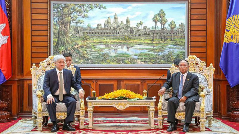 Chủ tịch Ủy ban Trung ương Mặt trận Tổ quốc Việt Nam Đỗ Văn Chiến gặp Chủ tịch Quốc hội Campuchia Heng Samrin.