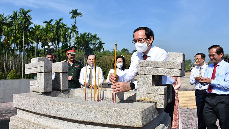 Đồng chí Nguyễn Văn Nên dâng hương tại Khu Di tích lịch sử quốc gia Ngã Ba Giồng.