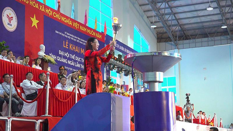 Bí thư Tỉnh ủy Quảng Ngãi Bùi Thị Quỳnh Vân thực hiện nghi thức thắp đuốc đài lửa Đại hội.