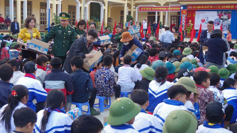 Trao tặng hơn 500 suất quà cho các cháu học sinh nhà trường.