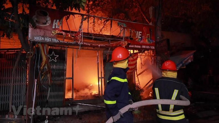 Đội Cảnh sát phòng cháy chữa cháy quận Hoàng Mai đã cử 5 xe cứu hỏa cùng hàng chục chiến sĩ cảnh sát tới hiện trường, phối hợp với Công an khu vực và người dân để khống chế ngọn lửa. (Ảnh: Hoàng Đạt/Vietnam+)