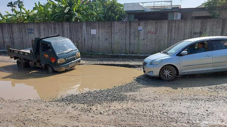 Đường tỉnh 315 thi công dang dở khiến mặt đường xuống cấp nghiêm trọng.