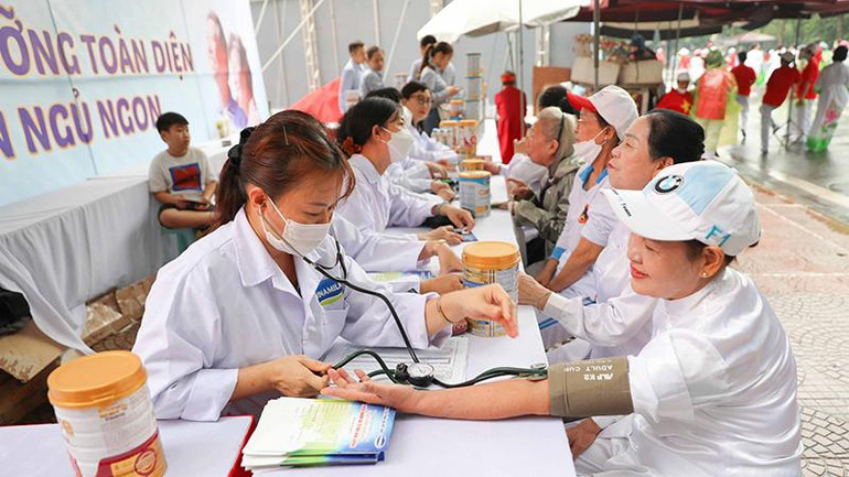 Người cao tuổi tham gia chương trình được các bác sĩ của Trung tâm Dinh dưỡng Vinamilk tư vấn sức khỏe dinh dưỡng.