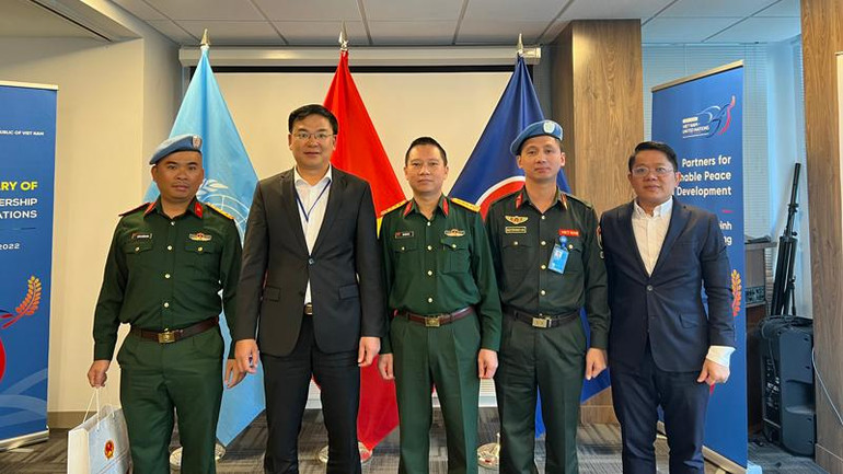 Thứ trưởng Phạm Quang Hiệu làm việc với các sĩ quan Việt Nam đang công tác tại Bộ phận Gìn giữ Hòa bình của Liên hợp quốc. Thứ trưởng Phạm Quang Hiệu làm việc với các sĩ quan Việt Nam đang công tác tại Bộ phận Gìn giữ Hòa bình của Liên hợp quốc.