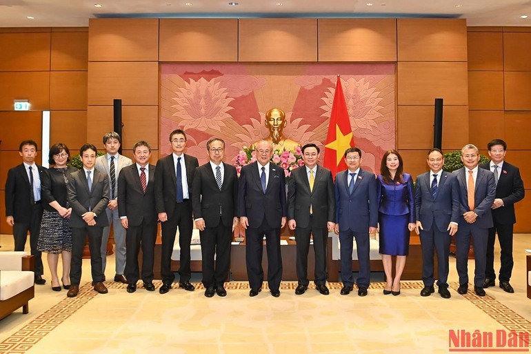 Chủ tịch Quốc hội Vương Đình Huệ và Cố vấn đặc biệt Liên minh Nghị sĩ hữu nghị Nhật Bản-Việt Nam Takebe Tsutomu cùng các đại biểu tại buổi tiếp. Chủ tịch Quốc hội Vương Đình Huệ và Cố vấn đặc biệt Liên minh Nghị sĩ hữu nghị Nhật Bản-Việt Nam Takebe Tsutomu cùng các đại biểu tại buổi tiếp.