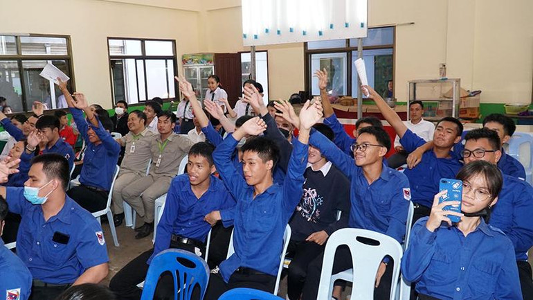 Các em học sinh reo hò cổ động các đội thi. (Ảnh: NGUYỄN HẢI TIẾN) Các em học sinh reo hò cổ động các đội thi. (Ảnh: NGUYỄN HẢI TIẾN)