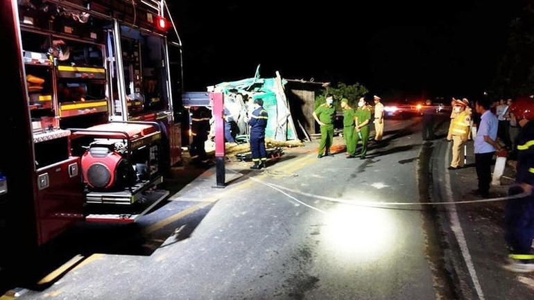 Vụ tai nạn xảy ra ở địa hình dốc cao, trời tối, không có điện đường gây khó khăn cho lực lượng cứu nạn trong đêm.