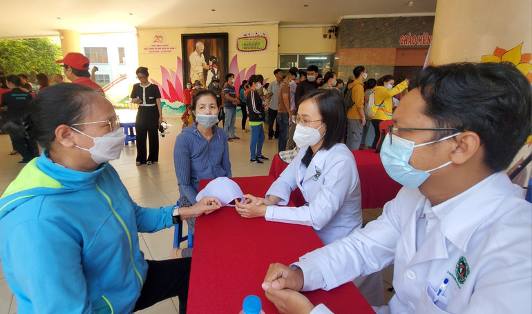 Bà con được tư vấn chăm sóc sức khỏe miễn phí.