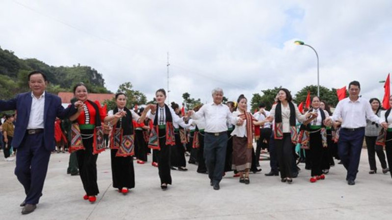 Chủ tịch Ủy ban Trung ương Mặt trận Tổ quốc Việt Nam Đỗ Văn Chiến chung vui Ngày hội Đại đoàn kết toàn dân tộc cùng bà con xã Mường Sang, huyện Mộc Châu, tỉnh Sơn La. Chủ tịch Ủy ban Trung ương Mặt trận Tổ quốc Việt Nam Đỗ Văn Chiến chung vui Ngày hội Đại đoàn kết toàn dân tộc cùng bà con xã Mường Sang, huyện Mộc Châu, tỉnh Sơn La.
