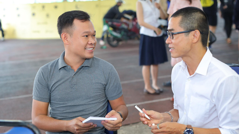 Tác giả Nguyễn Phong Việt trò chuyện với bạn đọc. (Ảnh: PHI HÙNG)