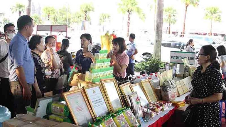 Khách hàng tham quan, mua sắm tại Hội chợ.