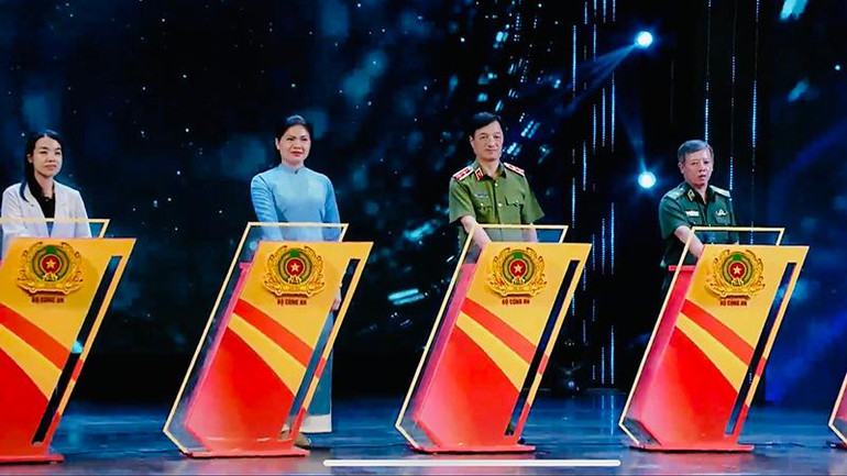 Các đại biểu thực hiện nghi thức cam kết chung tay phòng, chống mua bán người. Các đại biểu thực hiện nghi thức cam kết chung tay phòng, chống mua bán người.