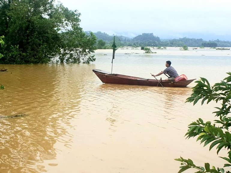 Người dân xã Thanh Lâm, huyện Thanh Chương (Nghệ An) di chuyển bằng thuyền. (Ảnh: Tá Chuyên/TTXVN)