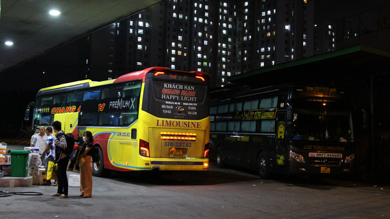 Hành khách đang chờ xe tại “bến cóc” trên quốc lộ 1A, phường Tam Bình, thành phố Thủ Đức. Hành khách đang chờ xe tại “bến cóc” trên quốc lộ 1A, phường Tam Bình, thành phố Thủ Đức.