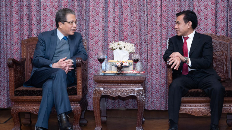 Đại sứ Đặng Minh Khôi (trái) và Phó Đại sứ Lào tại Liên bang Nga Vongvilay Thipphalangsy. (Ảnh: THANH THỂ)