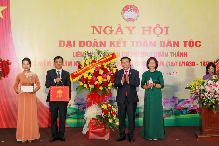 Chủ tịch Quốc hội Vương Đình Huệ tặng hoa chúc mừng Ngày hội Đại đoàn kết toàn dân tộc liên địa bàn dân cư phường Quán Thánh.