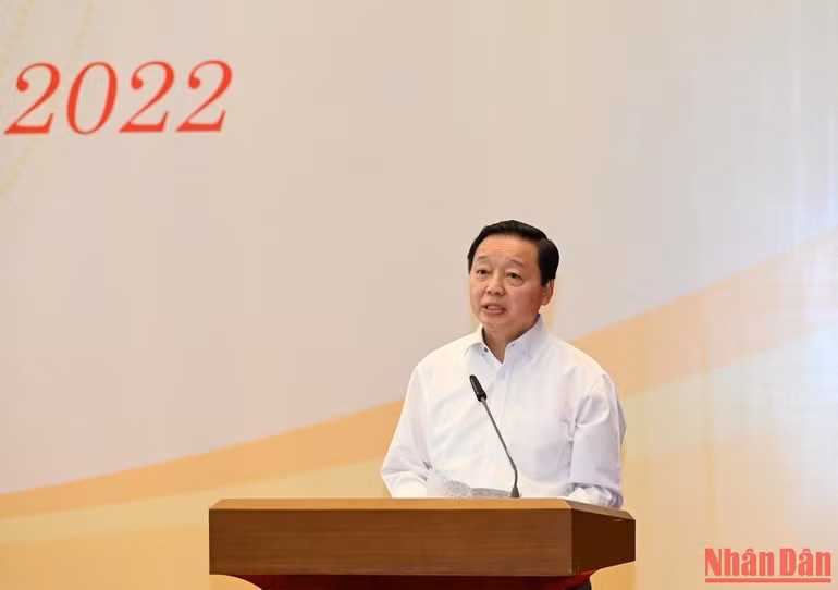 Bộ trưởng Tài nguyên và Môi trường Trần Hồng Hà tham luận tại Hội nghị.